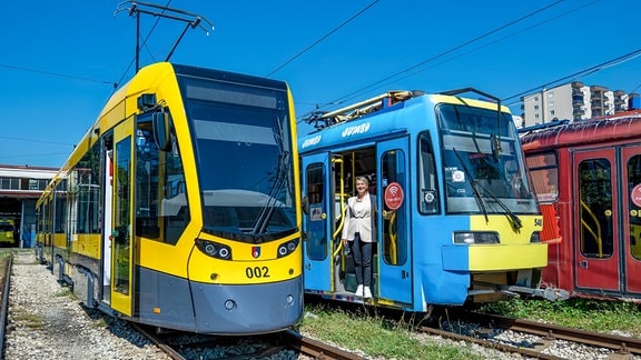 Straßenbahnfahrerin Indira Husejnović an einer Straßenbahn im Depot der städtischen Verkehrsbetriebe in Sarajevo