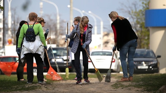 Bürger fegen einen Park in Minsk