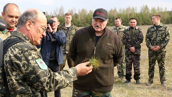 Alexander Lukaschenko im Gespräch mit Nationalparkmitarbeitern