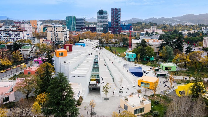 Ish piramida e rinovuar e Enver Hoxhës në Tiranë