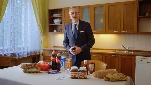 Screenshot aus einem Video des tschechischen Regierungschefs Petr Fiala, bei dem er die Preise von Lebensmitteln in Tschechien und Deutschland vergleicht