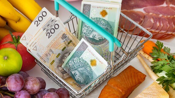 Symbolbild: Polnische Zloty umringt von Lebensmitteln