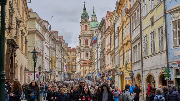 Viele Menschen laufen durch die Prager Innenstadt