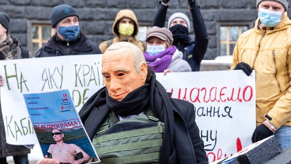 Ein Demonstrant mit einer Wladimir-Putin-Maske 