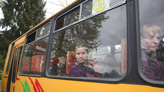 Kinder hinter Busscheibe