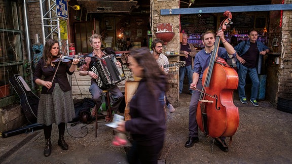 Band spielt in der Ruinenbar Szimpla kert im Partyviertel Elisabethstadt in Budapest