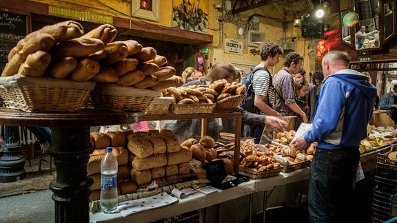 Blick hinter den Thresen einer Bäckerei in Budapest.
