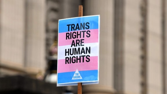 Schild mit der englischen Aufschrift "Transrechte sind Menschenrechte"