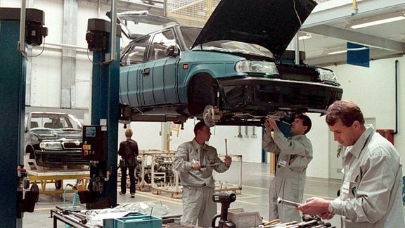 Arbeiter montieren am 31.8.1998 einen Skoda Felicia im VW-Werk bei Sarajevo. 