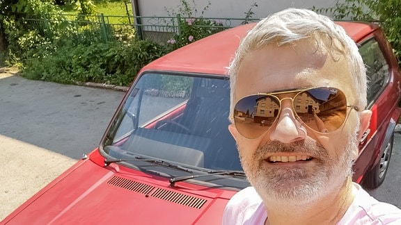 Srdjan Mandić, Bürgermeister der Gemeinde Sarajevo-Zentrum, in/mit seinem VW Golf I