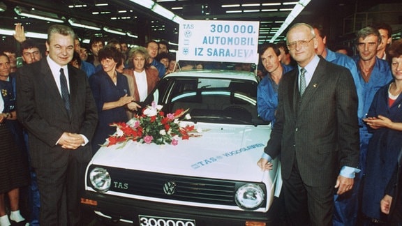 Vorstand und Mitarbeiter feiern im Oktober 1989 in Sarajevo den 300000. Golf, der im jugoslawischen VW-Werk vom Band läuft