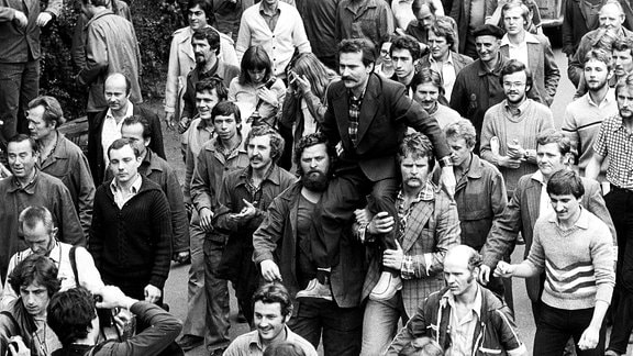 Lech Walesa auf Schultern streikender Arbeiter, 1980