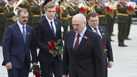 Bei Feierlichkeiten im Jahr 2019 läuft Alexander Lukaschenkos Sohn Nikolai hinter seinem Vater.
