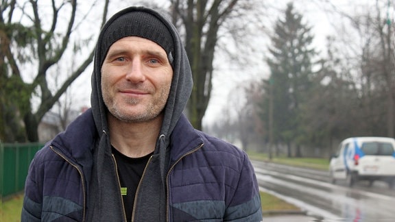 Ein Mann auf einer Straße in Oswiecim/Polen. 