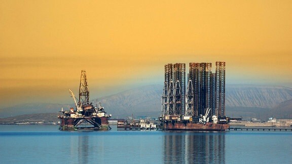 Zwei Erdgasplattformen im Kaspischen Meer nahe Baku, 2012