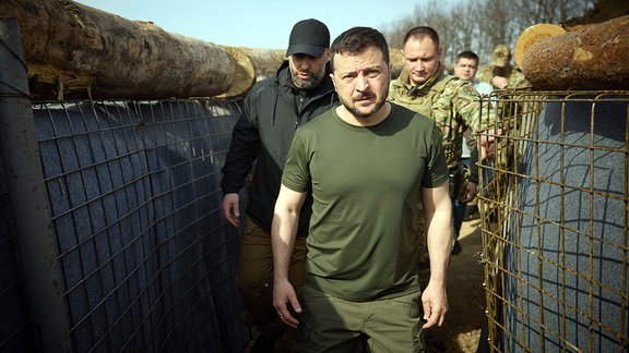 Auf diesem vom Pressebüro des ukrainischen Präsidenten via AP zur Verfügung gestellten Foto inspiziert Wolodymyr Selenkyj, Präsident der Ukraine, die Befestigungslinien in der Region von Charkiw.