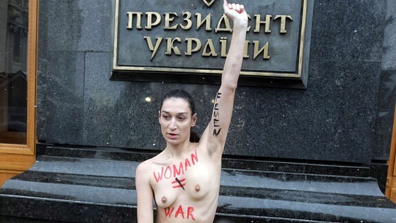 Eine oben ohne Aktivistin während des Femen-Protest vor Präsidentenamt in Kiew.