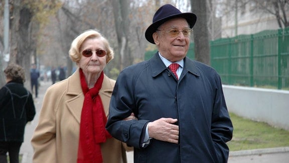 Der ehemalige rumänische Präsident Ion Iliescu (R) und seine Frau kommen zur Stimmabgabe in ein Wahllokal in Bukarest.