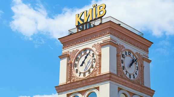 Ein Uhrturm in Kiew