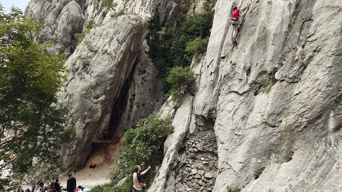 Kletterer an Felswand im Nationalpark Paklenica in Kroatien