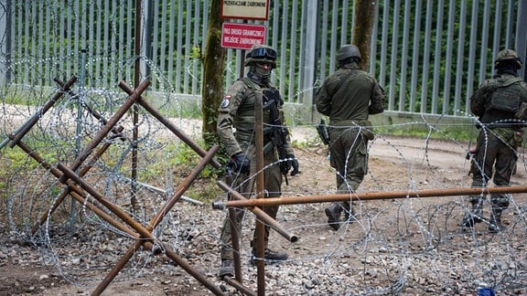 Soldaten am Grenzzaun zwischen Polen und Belarus