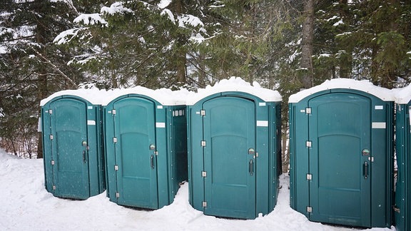 Tragbare Toiletten neben einem Touristenpfad im Tatra-Nationalpark in Polen im Winter.