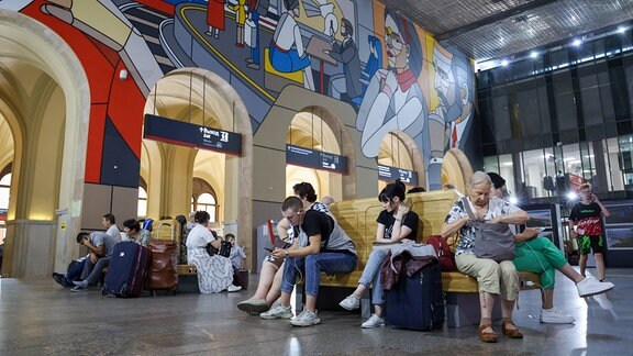 Passagiere warten im Leningrader Bahnhof in Moskau.