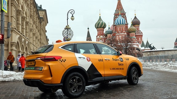 Ein Taxi fährt in der Innenstadt von Moskau