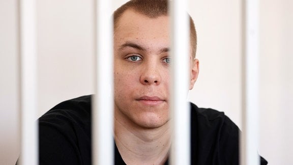 Der Angeklagte Nikita Zhuravel während einer Anhörung, huinter Gittern.