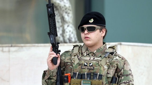 Ramzan Kadyrovs Sohn Adam nimmt an einer Überprüfung der Truppen und der militärischen Ausrüstung der Tschetschenischen Republik in der Residenz der Tschetschenischen Republik teil.