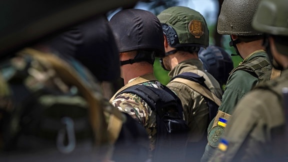 Soldaten stehen während einer gemeinsamen Ãbung der ukrainischen Nationalgarde und der Europäischen Gendarmerietruppe (EUROGENDFOR) in der Region Kiew im Norden der Ukraine stramm.