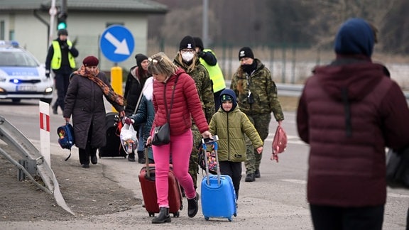Ukrainische Flüchtlinge passieren am 2. März 2022 den Polnischen Grenzuebergang in Hrebenne im ukrainisch polnischen Grenzgebiet. 