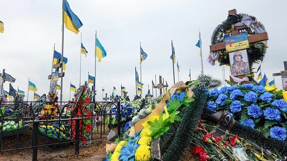 Blumen und ukrainische Flaggen auf den Gräbern von Soldaten und Offizieren der Streitkräfte der Ukraine auf dem Westfriedhof am Vorabend der Provody Radonitsa.