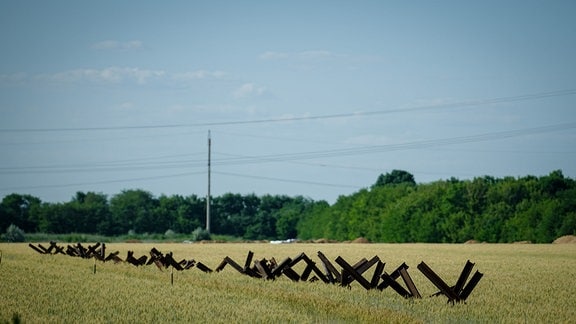 Panzersperren stehen in einem Getreidefeld zwischen Odessa und der Grenze zur Republik Moldau.