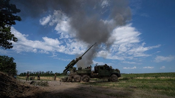 Eine ukrainische Panzerhaubitze "Bohdana" feuert.