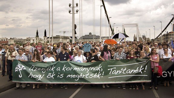Menschen bei einem Protestzug mit einem Banner