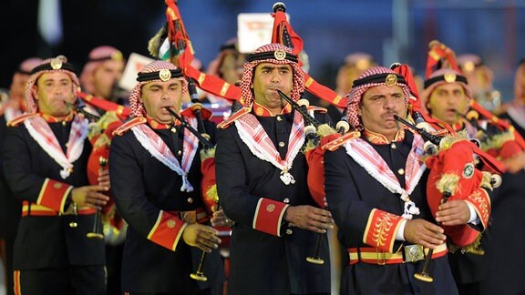 Die Band der jordanischen Streitkräfte tritt beim internationalen Militärmusikfestival im Spasskaya Tower auf dem Roten Platz auf.