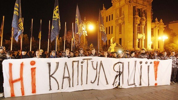 "Keine Kapitulation" haben sich diese Demonstranten aufs Banner geschrieben.