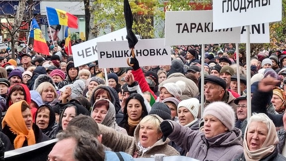 Demonstranten und Abgeordnete der Sor-Partei und der Partei der Kommunisten der Republik Moldau veranstalten eine Kundgebung.