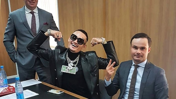 Der russischer Rapper Morgenstern mit seinen Anwälten