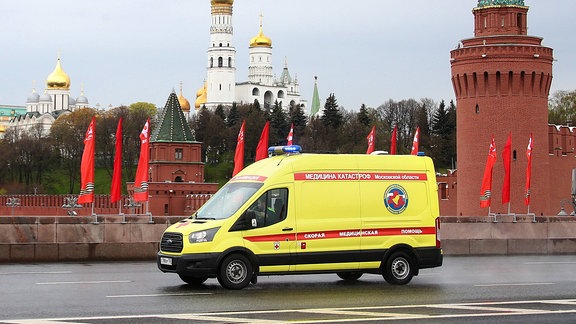 Krankenwagen fährt über die Große Moskwa-Brücke