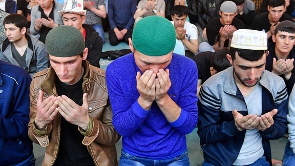 Muslime beeten beim Fest des Fastenbrechens.