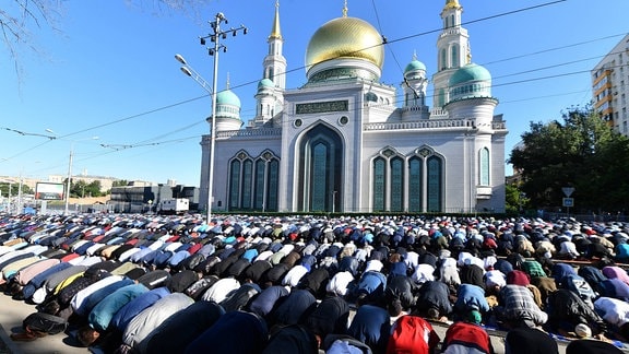 Muslime beeten zum Fest des Fastenbrechens vor der Moskauer Kathedralmoschee.