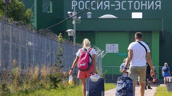 Menschen vor einem Grenzübergang nach Estland im Sommer: Für die meisten Russen geht es hier inzwischen nicht mehr weiter, weshalb sie in andere Länder ausreisen.
