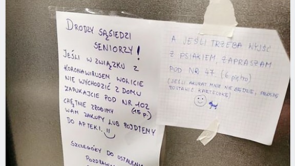 Aushang mit Angebot zur Nachbarschaftshilfe in Sopot 