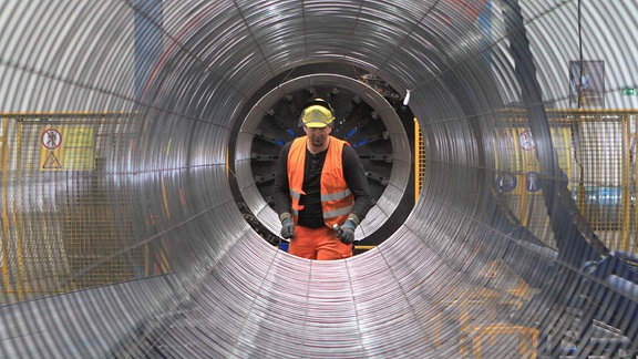 Mitarbeiter bei der Ummantelung, Lagerung und Logistik von Rohren für die Nord Stream 2-Pipeline.