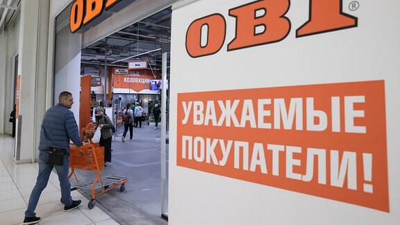 Der Ausgang eines russischen Obi-Markts.