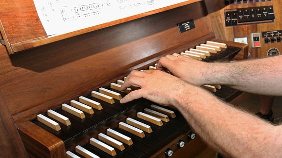 Ein Organist an einer Orgel