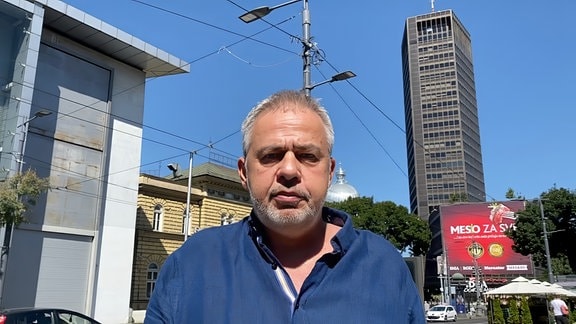 Andrej Ivanji steht an Hauptstraße in Belgrad