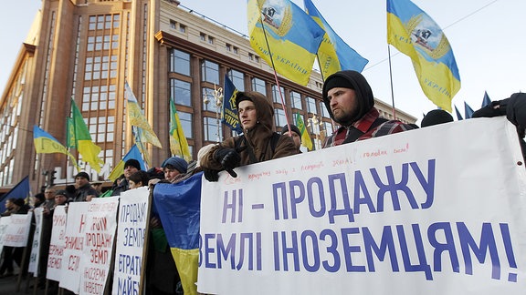 Menschen demonstrieren in Kiew